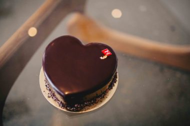 pur noir heart cake